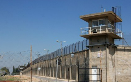 50 معتقل يواصلون الإضراب عن الطعام و900 أسير يساندونهم